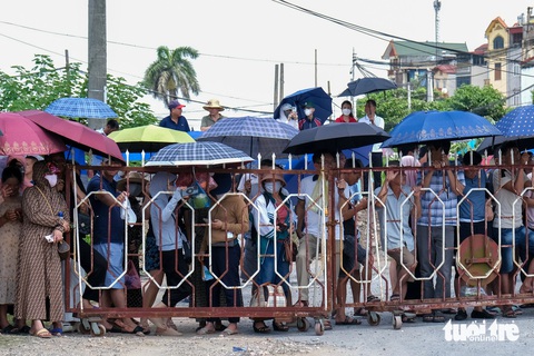 Thi đánh giá vào các trường công an: 'Đề thi văn khá lạ'- Ảnh 8. Quanh khu vực cổng điểm thi Học viện Cảnh sát nhân dân gần như trống bóng cây lớn do đang được mở đường, nhiều phụ huynh tranh thủ tìm các hàng quán ven đường hoặc đứng dưới nắng gắt chờ con cháu thi về. Lực lượng chức năng thường xuyên nhắc nhở người thân thí sinh đứng gọn sau hàng rào bảo vệ, không mất trật tự, tránh ảnh hưởng trường thi - Ảnh: HÀ QUÂN
