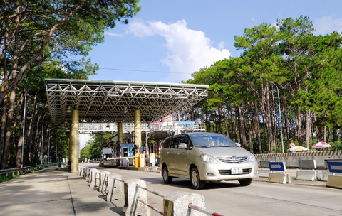 Trạm thu phí BOT trên quốc lộ 19 (Gia Lai) miễn phí qua trạm cho người dân sống trong bán kính 2km - Ảnh: TẤN LỰC Trạm thu phí BOT trên quốc lộ 19 (Gia Lai) miễn phí qua trạm cho người dân sống trong bán kính 2km - Ảnh: TẤN LỰC