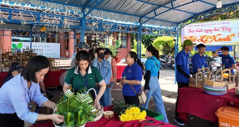 Du khách ủng hộ không đốt vàng mã ở Côn Đảo- Ảnh 1. Tình nguyện viên sắp xếp, soạn lại giỏ lễ cúng cho du khách thành
