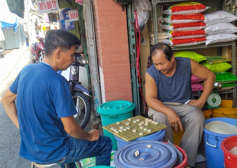 Chú Ngọc Châu và chú Thắng sinh sống và mua bán ở chợ Ga hơn 20 năm, chơi cờ trong khi vắng khách (ảnh chụp chiều 5-7) - Ảnh: CẨM HỒNG Chú Ngọc Châu và chú Thắng sinh sống và mua bán ở chợ Ga hơn 20 năm, chơi cờ trong khi vắng khách - Ảnh: CẨM HỒNG