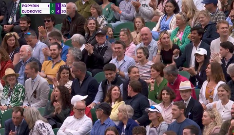 Wimbledon bị gián đoạn vì cổ động viên ăn mừng chiến thắng của tuyển Anh- Ảnh 2. Các cổ động viên Anh hô vang vỗ tay ăn mừng đội nhà vào bán kết Euro 2024 - Ảnh: CHỤP MÀN HÌNH