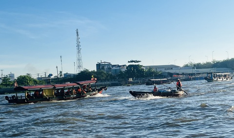 Chợ nổi Cái Răng đang bị 'chìm' vì ngày càng xa bờ?- Ảnh 1. Thuyền chở khách du lịch tham quan chợ nổi Cái Răng - Ảnh: HẢI KIM