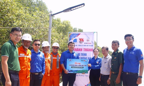 Khánh thành và bàn giao công trình chiếu sáng dùng đèn năng lượng mặt trời trong ngày ra quân hoạt động tình nguyện tại xã đảo Thạnh An- Ảnh: C.TRIỆU Khánh thành và bàn giao công trình chiếu sáng dùng đèn năng lượng mặt trời trong ngày ra quân hoạt động tình nguyện tại xã đảo Thạnh An- Ảnh: C.TRIỆU