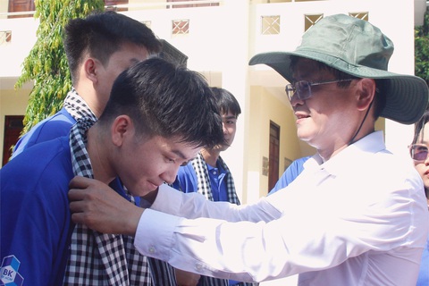 Phó chủ tịch UBND huyện Cần Giờ Nguyễn Ngọc Xuân tặng khăn rằn đón chiến sĩ tình nguyện ra xã đảo Thạnh An - Ảnh: C.TRIỆU Phó chủ tịch UBND huyện Cần Giờ Nguyễn Ngọc Xuân tặng khăn rằn đón chiến sĩ tình nguyện ra xã đảo Thạnh An - Ảnh: C.TRIỆU