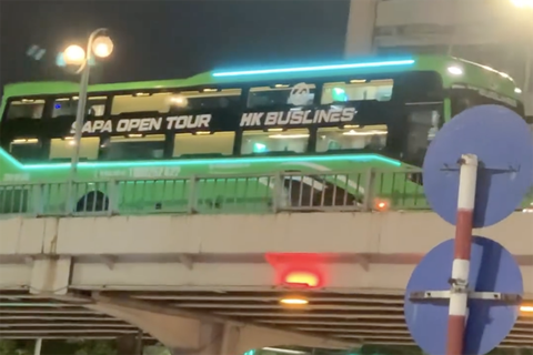 Tước bằng lái tài xế xe khách đi lùi trên cầu vượt ở Hà Nội- Ảnh 1. Chiếc xe khách đi lùi trên cầu vượt Láng Hạ - Ảnh: M.S.