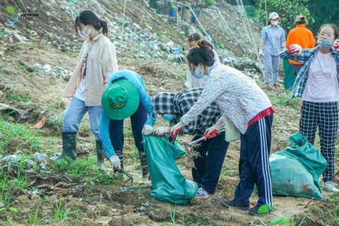 Tình nguyện viên vạch cỏ, gom rác ven đường - Ảnh: TÂM LÊ Tình nguyện viên vạch cỏ, gom rác ven đường - Ảnh: TÂM LÊ