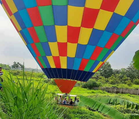 Khinh khí cầu chở 9 người bị lỗi kỹ thuật, hạ cánh khẩn ở Hà Nội- Ảnh 1. Khinh khí cầu phải hạ cánh sau khi gặp sự cố - Ảnh: D.Q.