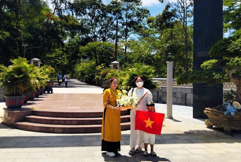 Du khách ủng hộ không đốt vàng mã ở Côn Đảo- Ảnh 2. Du khách viếng nghĩa trang Hàng Dương, Côn Đảo bằng giỏ lễ