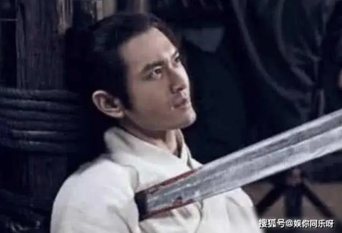 Loạt sạn ngớ ngẩn khiến khán giả 'cười chảy nước mắt' trong phim Hoa ngữ- Ảnh 2. Về phần Huỳnh Hiểu Minh, thay vì bị kiếm đâm vào ngực chảy máu thì có lẽ người đâm không biết đâu là ngực, là tim hay sao nên “một phát vào nách