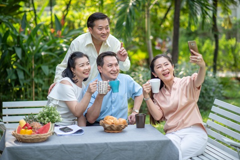 Xây dựng lối sống vui, khỏe sau tuổi 40- Ảnh 1. Bước vào tuổi trung niên, chúng ta có xu hướng tập trung vào những mối quan hệ sâu sắc thay vì xã giao thông thường.