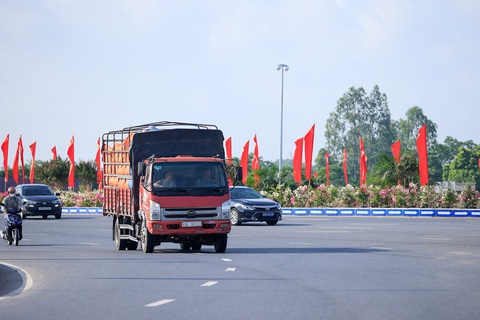 Thủ tướng dự lễ khởi công tuyến đường 'trục xương sống' thứ 3 của Hưng Yên- Ảnh 2. Tuyến đường giúp rút ngắn thời gian di chuyển giữa cao tốc Pháp Vân - Cầu Giẽ với cao tốc Hà Nội - Hải Phòng tới 30 phút so với đi cầu Yên Lệnh và quốc lộ 39 - Ảnh: VGP/Nhật Bắc