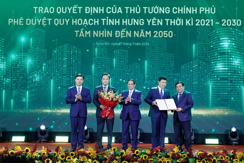 Thủ tướng: Quy hoạch của Hưng Yên mang tư duy đột phá, cần cụ thể hóa để có 'kỳ tích sông Hồng'- Ảnh 1. Thủ tướng Phạm Minh Chính và Bộ trưởng Bộ Kế hoạch và Đầu tư Nguyễn Chí Dũng trao quyết định phê duyệt quy hoạch cho lãnh đạo tỉnh Hưng Yên - Ảnh: VGP/Nhật Bắc