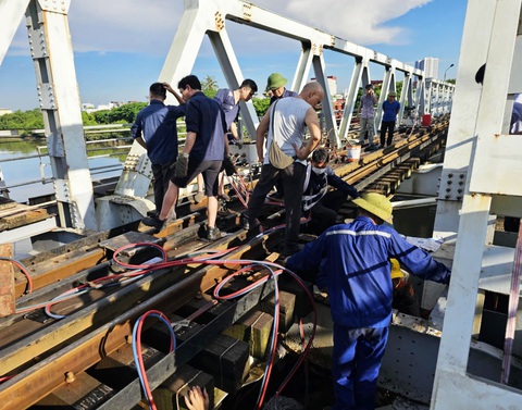 Đã khắc phục sự cố sà lan tông lệch đường ray cầu Quay- Ảnh 1. Đội ngũ kỹ sư và công nhân khẩn trương khắc phục sự cố xô lệch đường ray trên cầu Quay do bị sà lan tông phải - Ảnh: T. THẮNG