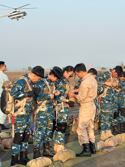 Trung tá Đỗ Duy Quý - chủ nhiệm CLB Hàng không phía Nam - kiểm tra an toàn dù cho học viên trước giờ nhảy Trung tá Đỗ Duy Quý - chủ nhiệm CLB Hàng không phía Nam - kiểm tra an toàn dù cho học viên trước giờ nhảy