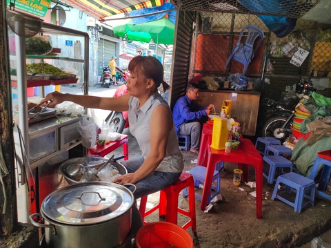 Quán bún của cô Nguyễn Thị Dung, 40 tuổi, được truyền nghề từ các thế hệ trong gia đình. Ban đầu mẹ cô bán trong chợ Ga, năm 2013 cô dọn ra ngã tư ở chợ bán từ năm 2013 đến tận nay - Ảnh: LÝ QUANG THIỆN Quán bún của cô Nguyễn Thị Dung, 40 tuổi, được truyền nghề từ các thế hệ trong gia đình. Ban đầu mẹ cô bán trong chợ Ga, năm 2013 cô dọn ra ngã tư ở chợ bán đến tận nay - Ảnh: LÝ QUANG THIỆN