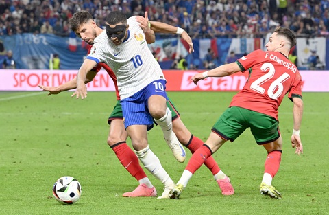 Mbappe cô đơn trên hàng công tuyển Pháp ở Euro 2024 - Ảnh: REUTERS Mbappe cô đơn trên hàng công tuyển Pháp ở Euro 2024 - Ảnh: REUTERS