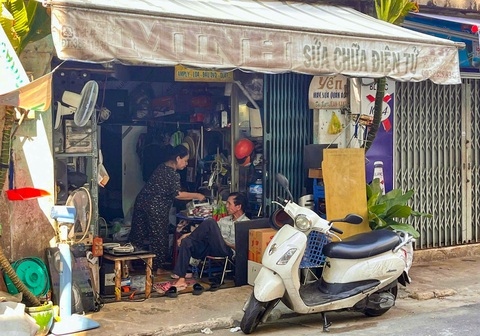Vợ chồng chú Minh, cô Yến, làm nghề sửa chữa điện tử tại khu chợ Ga hơn 20 năm - Ảnh: NGỌC TUYỀN Vợ chồng chú Minh, cô Yến, làm nghề sửa chữa điện tử tại khu chợ Ga hơn 20 năm - Ảnh: NGỌC TUYỀN