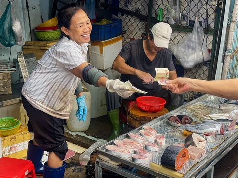 Nụ cười vui vẻ khi bán hàng của cô Hường tại chợ Ga, Phú Nhuận (ảnh chụp ngày 5-7) - Ảnh: NGUYỄN QUỐC DUY Nụ cười vui vẻ khi bán hàng của cô Hường tại chợ Ga - Ảnh: NGUYỄN QUỐC DUY