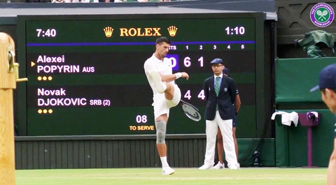 Trận đấu của Djokovic gián đoạn vì cổ động viên mừng tuyển Anh ở Euro 2024- Ảnh 1. Novak Djokovic giả vờ đá phạt đền chúc mừng chiến thắng của tuyển Anh tại Euro 2024