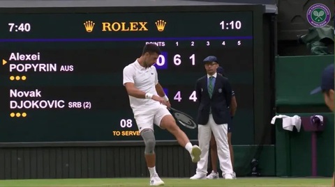 Wimbledon bị gián đoạn vì cổ động viên ăn mừng chiến thắng của tuyển Anh- Ảnh 3. Novak Djokovic bắt chước dáng sút phạt đền để hòa chung niềm vui với khán giả - Ảnh: BBC