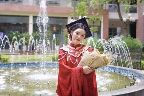 Giới trẻ sôi sục với trào lưu phối áo cử nhân cùng Việt phục- Ảnh 1. Nhiều bạn trẻ chọn Việt phục kết hợp áo tấc và vân kiên cho ngày lễ tốt nghiệp - Ảnh: TRẦN NGUYỄN HƯƠNG THÙY