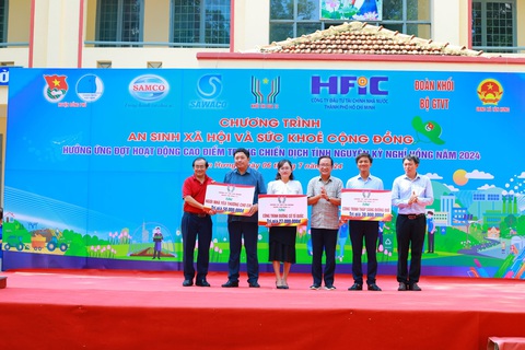 3.jpg Trao tặng các phần quà đến các em học sinh