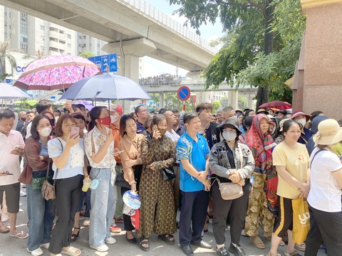 Phụ huynh đội nắng, hồi hộp đứng chờ thí sinh bước ra khỏi điểm thi Học viện An ninh nhân dân - Ảnh: NGUYÊN BẢO Phụ huynh đội nắng, hồi hộp đứng chờ thí sinh bước ra khỏi điểm thi Học viện An ninh nhân dân - Ảnh: NGUYÊN BẢO