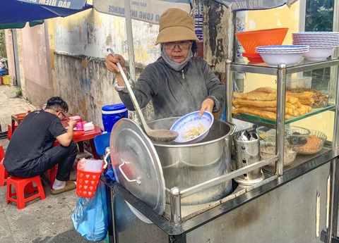 Cô Trần Thị Thanh Hà bán cháo lòng ăn với bánh quẩy tại đường rầy, kế bên chợ Ga – Ảnh: HUỲNH THỊ PHƯƠNG LINH Cô Trần Thị Thanh Hà bán cháo lòng ăn với bánh quẩy tại đường rầy, kế bên chợ Ga - Ảnh: HUỲNH THỊ PHƯƠNG LINH