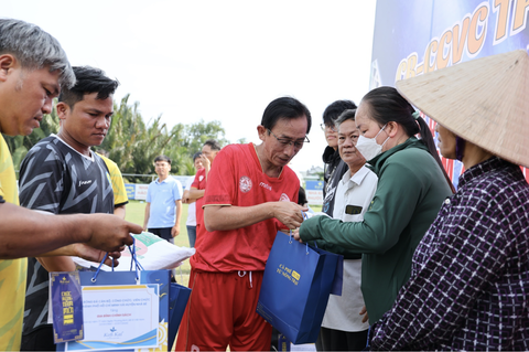 Giao hữu bóng đá tri ân 77 năm Ngày Thương binh - Liệt sĩ- Ảnh 2. PGS.TS Trần Hoàng Ngân trao quà cho gia đình chính sách - Ảnh: BTC