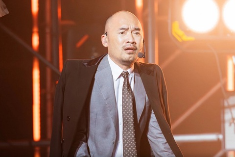 Khi Tiến Luật hát… nhạc buồn- Ảnh 3. Tiến Luật du dương với ca khúc ballad trên sân khấu 'Anh trai vượt ngàn chông gai', nhưng biểu cảm cứ khiến khán giả... mắc cười