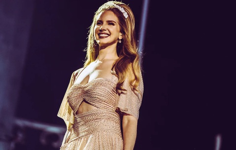 Lana Del Rey 'hẹn hò' cùng Quavo trong MV mới- Ảnh 5. Lana Del Rey mang vẻ đẹp nữ thần