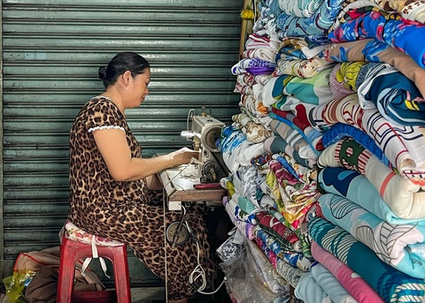Cô Huệ, một người thợ may vá, sửa đồ có thâm niên hơn 10 năm. Chỉ với góc làm việc vỏn vẹn 2m vuông - Ảnh: THANH PHƯƠNG Cô Huệ, một người thợ may vá, sửa đồ có thâm niên hơn 10 năm. Chỉ với góc làm việc vỏn vẹn 2m² - Ảnh: THANH PHƯƠNG