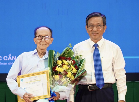Thầy giáo 87 tuổi thi đỗ thạc sĩ, được trường tặng học bổng- Ảnh 1. Ông Thành nhận học bổng trong buổi lễ khai giảng - Ảnh: T.T.