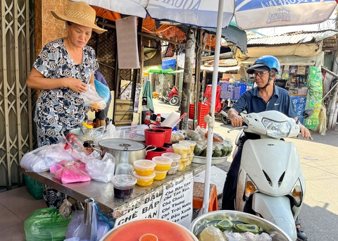 Cô Hiền đã bán chè 10 năm ở chợ ga Phú Nhuận (ảnh chụp chiều 05-07) - Ảnh: TRẦN THỊ QUY Cô Hiền bán chè hơn 10 năm qua ở chợ ga Phú Nhuận - Ảnh: TRẦN THỊ QUY