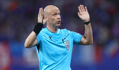 Trọng tài Anthony Taylor đã có những quyết định gây tranh cãi trong 2 trận đấu ở Euro 2024 - Ảnh: Reuters Trọng tài Anthony Taylor đã có những quyết định gây tranh cãi trong 2 trận đấu ở Euro 2024 - Ảnh: Reuters