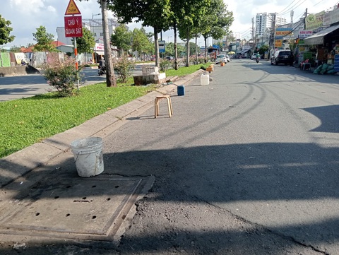 Đặt xô, chậu xí chỗ buôn bán dưới lòng đường- Ảnh 1. Xô chậu, ghế sắt, can nước được huy động để xí chỗ - Ảnh: ĐỊNH DƯƠNG