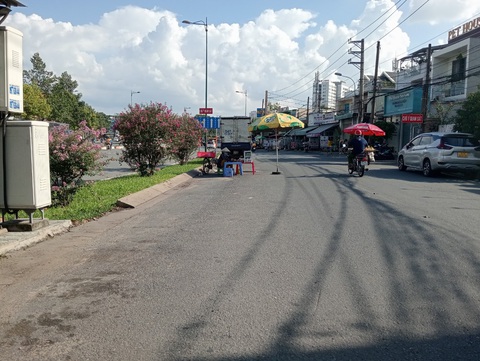 Đặt xô, chậu xí chỗ buôn bán dưới lòng đường- Ảnh 3. Một người bán hàng đặt cây dù án ngữ giữa đường - Ảnh: ĐỊNH DƯƠNG