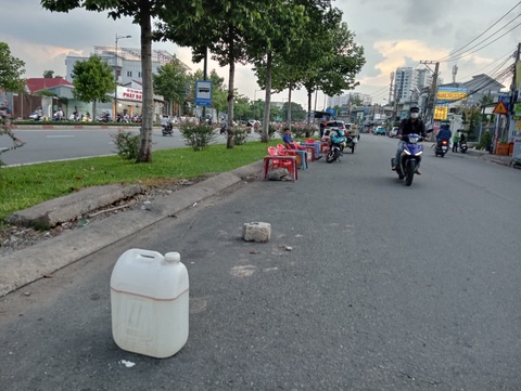Đặt xô, chậu xí chỗ buôn bán dưới lòng đường- Ảnh 4. Đến chiều tối, những vật dụng xí chỗ được dọn đi và thay vào bằng bàn ghế bán nước mía - Ảnh: ĐỊNH DƯƠNG