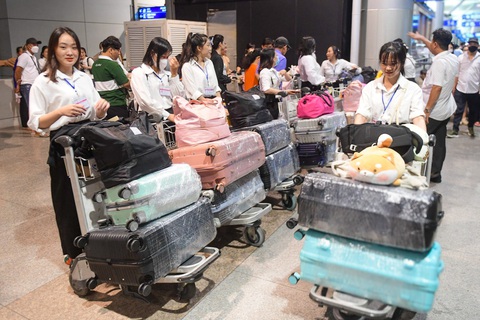 Tin tức sáng 8-7: Ba thị trường lao động hàng đầu của người Việt; Lãi suất tiết kiệm sẽ tăng mạnh- Ảnh 1. Người trẻ chuẩn bị xuất cảnh đi làm việc tại Nhật Bản, ảnh chụp tại sân bay Tân Sơn Nhất, TP.HCM - Ảnh: QUANG ĐỊNH