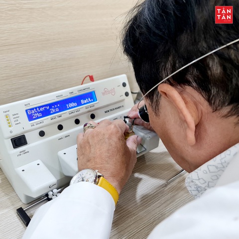 Người đàn ông ‘nhìn thời gian’ bằng chiếc kính lúp- Ảnh 1. Người ‘chữa bệnh’ cho những tuyệt tác trên cổ tay