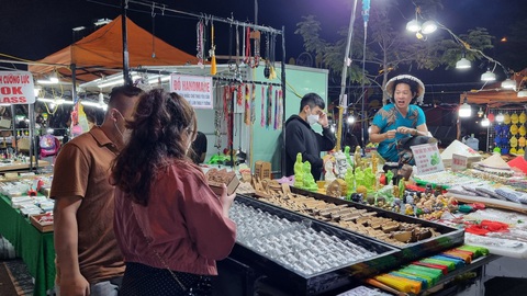 Sẽ giữ nguyên vị trí chợ đêm Sơn Trà ở đầu cầu Rồng- Ảnh 1. Một góc chợ đêm Sơn Trà - Ảnh: TRƯỜNG TRUNG