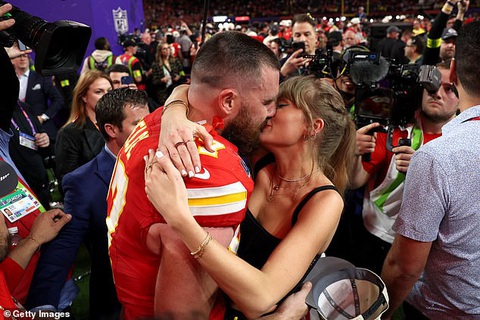 Lý do bạn trai khóc khi xem Taylor Swift trình diễn- Ảnh 2. Taylor Swift và bạn trai Travis Kelce thường xuyên công khai thể hiện tình cảm với người hâm mộ