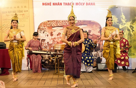 Các nghệ sĩ người Khmer múa bài múa Khmer trên nền bài Lưu thủy-Bình bán-Kim tiền tối 7-7- Ảnh: ĐĂNG KHƯƠNG Các nghệ sĩ người Khmer múa bài múa Khmer trên nền bài Lưu thủy - Bình bán - Kim tiền tối 7-7 - Ảnh: ĐĂNG KHƯƠNG