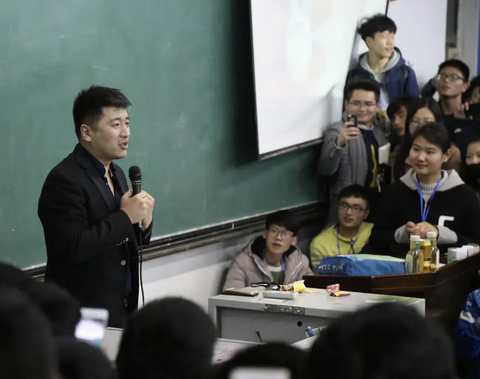 Làm giàu nhờ tư vấn tuyển sinh đại học- Ảnh 2. Các buổi tư vấn tuyển sinh đại học của Zhang đều thu hút lượng lớn sự quan tâm của thí sinh lẫn phụ huynh.