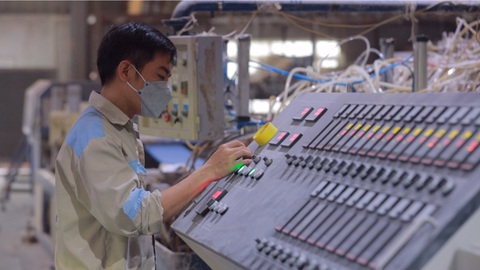 Công nhân Công ty Sản xuất và kinh doanh nhựa Hoàng Hà vận hành hệ thống sản xuất Công nhân Công ty Sản xuất và kinh doanh nhựa Hoàng Hà vận hành hệ thống sản xuất