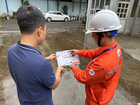 Cán bộ nhân viên EVNHANOI phát tờ rơi tuyên truyền sử dụng điện an toàn, tiết kiệm Cán bộ nhân viên EVNHANOI phát tờ rơi tuyên truyền sử dụng điện an toàn, tiết kiệm