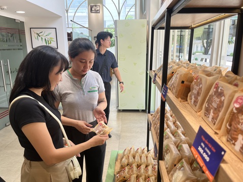 Tin tức sáng 9-7: Thêm ca dương tính bạch hầu; Hà Nội tăng sốt xuất huyết, ho gà, viêm não- Ảnh 2. Bánh trung thu lên kệ sớm