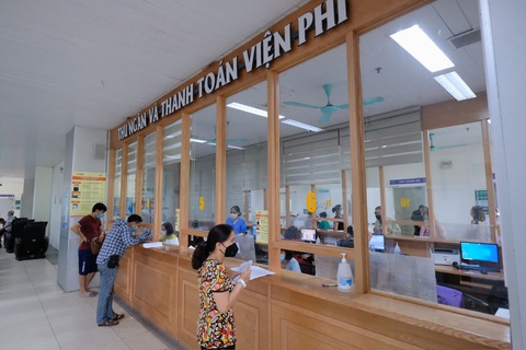 Người dân làm thủ tục thanh toán viện phí tại Bệnh viện Thanh Nhàn, Hà Nội - Ảnh NAM TRÀN Người dân làm thủ tục thanh toán viện phí tại Bệnh viện Thanh Nhàn, Hà Nội - Ảnh NAM TRẦN