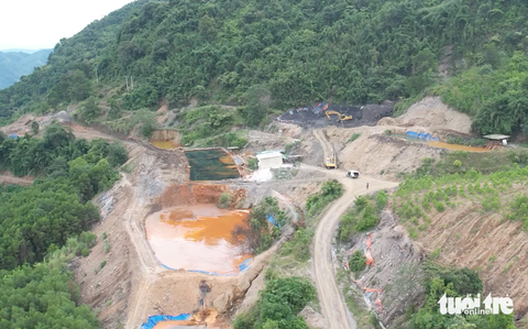 Nghệ An chỉ đạo kiểm tra vụ cá suối chết bất thường- Ảnh 4. Mỏ khai thác thiếc của Công ty thiếc Hà An nhìn từ trên cao - Ảnh: HUY NHÂM