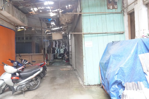 Những khu chợ truyền thống 'sống mòn'- Ảnh 1. Các quầy hàng tại chợ Ngã Tư Sở đóng cửa, mái che dột nát, xập xệ - Ảnh: NGỌC AN